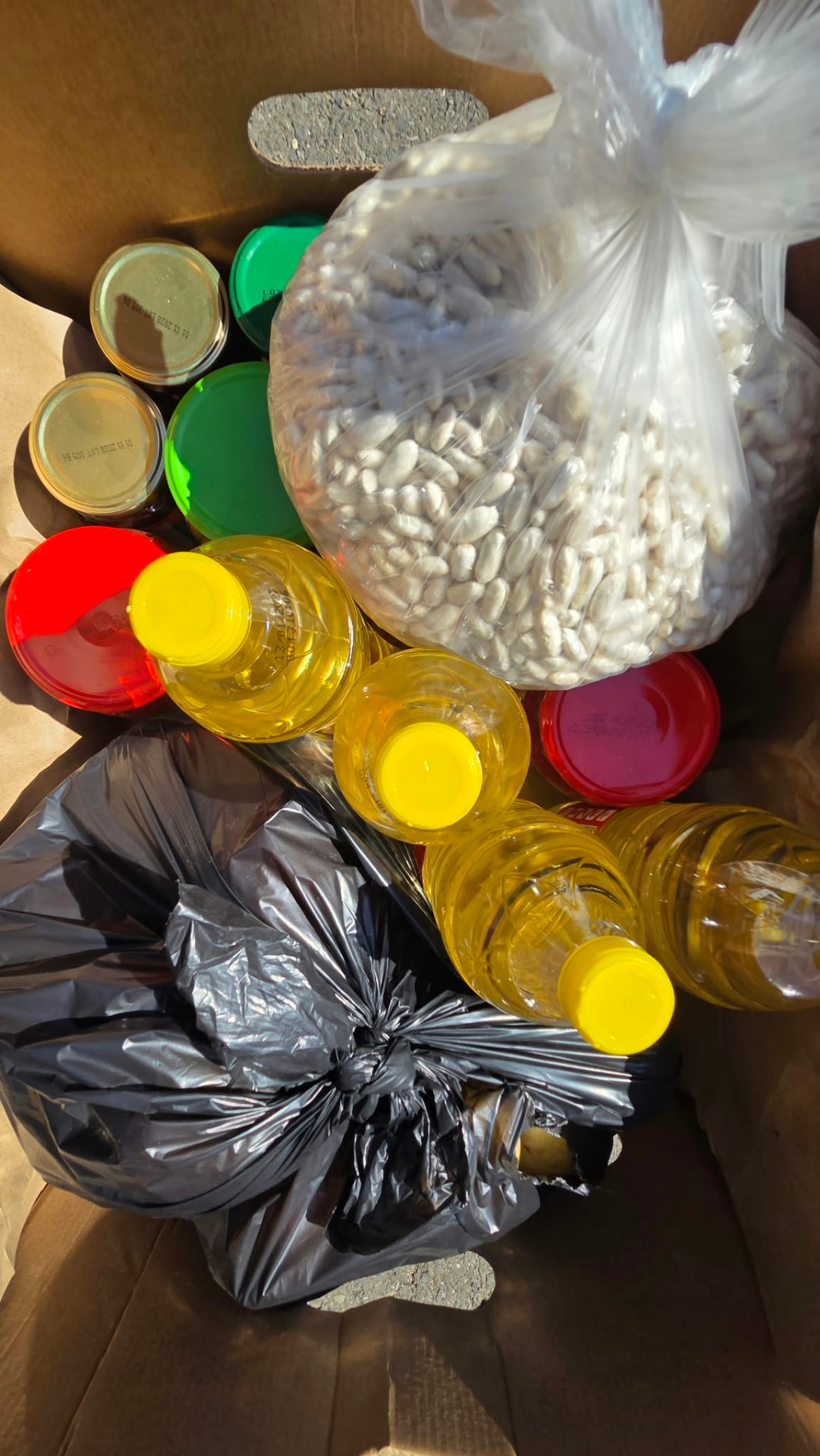 Ulei, fasole și alimente de bază într-un pachet