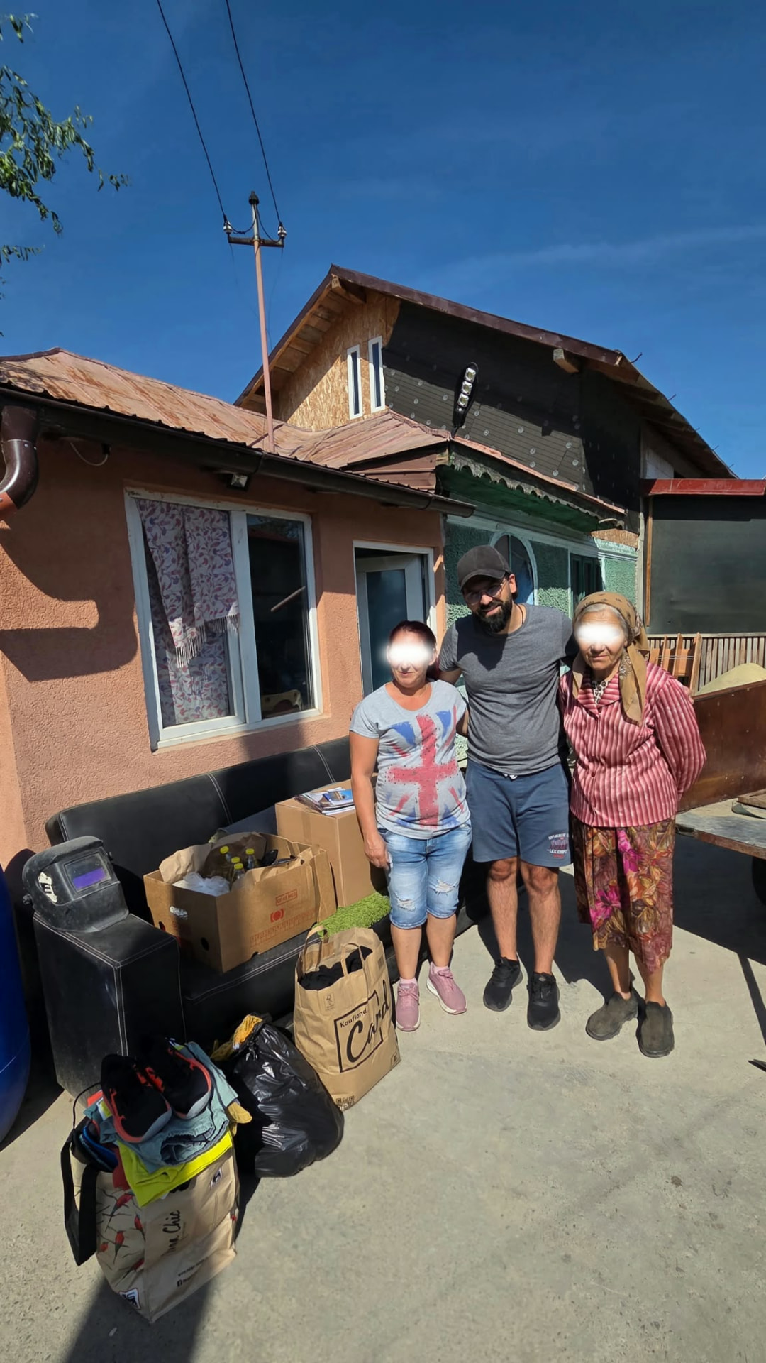 Pachet alimentar dus la o familie din program