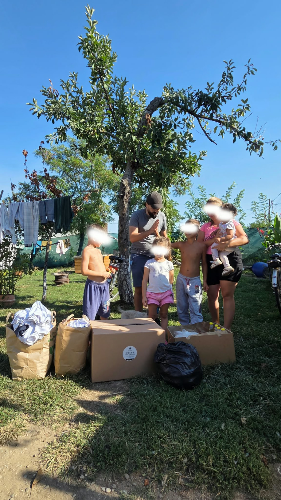 O familie primește pachetul lunar de bază
